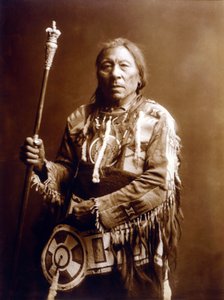 Running Rabbit (Aatsista-Mahkan 1833-1911), Blackfeet Indian, n. 1900, valokuva Edward S. Curtis tekijältä Edward Sheriff Curtis
