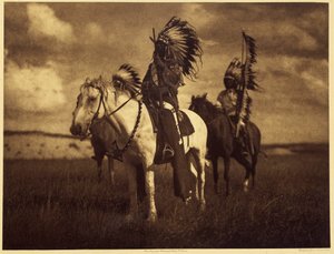 Sioux-päälliköt. Hyvin usein kaksi tai kolme miestä muodostivat sotajoukon ja lähtivät viikoiksi tai kuukausiksi. Joskus he palasivat päänahkojen, hevosten tai naisten kanssa. Sitten sotajoukot tiesivät sen koosta riippumatta tappionsa, eikä kukaan selvinn