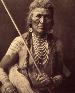 Wolf, Indian Apsaroke (Susi - Apsaroke kirjoitetaan joskus myös Absaroke) Kuva otettu osasta 4 tietosanakirjasta, jonka Edward S. Curtis (1868-1952) on julkaissut Pohjois-Amerikan intiaaneista, sekä Theodore Rooseveltin esipuhe. Vuosina 1907-1930 2 tekijältä Edward Sheriff Curtis