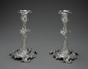Kynttilänjalkapari, n. 1755-56 (hopea) tekijältä Edward Wakelin