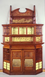 Harmony in Yellow and Gold: The Butterfly Cabinet, 1877-78 (öljy mahonkille, keltainen laatoitus, messinkilistat ja lasi)