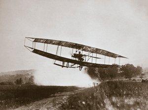 Amerikkalainen lentäjä Glenn Curtiss teki ensimmäisen ilmaa raskaamman lennon "June Bugissaan", 1908 tekijältä Edwin Levick