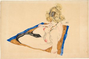 Blondi alaston ruskealla matolla, jossa on sininen reunus, 1912.