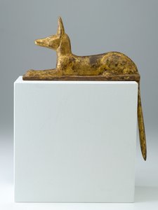 Anubis makaavan sakaalin muodossa, 26.-25. dynastia, myöhäinen ajanjakso, 715-525 eKr. (puu gessolla ja kullauksella)