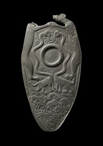Seremoniallinen paletti, jossa on säiliö silmämaalin hiontaan, veistettyjen eläinten ympäröimä, päävarasto, Hierakonpolis, Egypti, n. 3000 eKr. (liuskekivi)