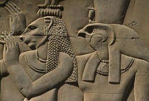 Yksityiskohta reliefistä, Bastet- ja Horus-kivestä