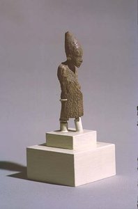 Kuninkaan hahmo, jolla on Ylä-Egyptin valkoinen kruunu ja Sed-juhlan viitta, Osiriksen temppelistä, Abydos, varhaisdynastinen kausi, n. 3000 eaa. (ks. myös 23814).