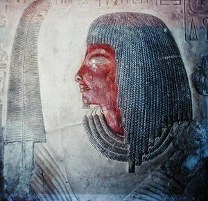 Höyhenen miehen pää egyptiläisestä haudasta (maalattu kalkkikivi) tekijältä Egyptian