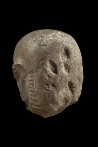 Minin jumala-patsaan pää (kalkkikivi) tekijältä Egyptian