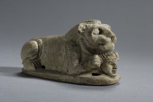 Makaavan leijonan kansi puristamassa päätä, Napata-Meroe, Ylä-Nubia (steatiitti)