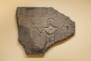 Apu, jossa Ptolemaios II uhrasi jumalalle, 285-246 eaa. (Graniitti) tekijältä Egyptian