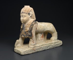 Jumala Tutu sfinksinä, joka tallaa käärmeitä (kalkkikivi) tekijältä Egyptian