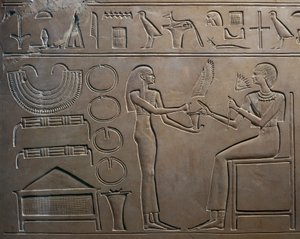 Detaliu de relief cu servitorul arătând bijuterii reginei, din sarcofagul reginei Kawit, Templul lui Mentuhotep II, Deir el Bahari, Egiptfinlandez