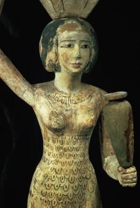 Naispuolinen uhrilahjoja kantava nainen, jolla on vesimalja kädessään ja astia päässään, Egypti, keskimmäinen valtakunta, n. 1950 eaa. (stukattu ja maalattu viikunapuu) (yksityiskohta kuvasta 93791)