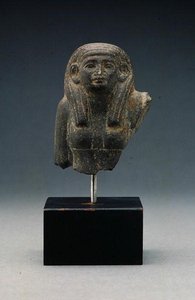 Naisen pää ja olkapäät ryhmäpatsaasta, luultavasti hautausdyadi, Keski-Britannia (basaltti) tekijältä Egyptian 12th Dynasty