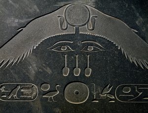 Amenemhat III:n pyramidioni, korkeus 140 cm, basaltti, Dahshurista, Yksityiskohta, Egyptin sivilisaatio, Keski-valtakunta, dynastia XII