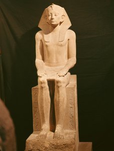 Amenemhat III:n (1843-1798 eKr.) istuva patsas (kalkkikivi)