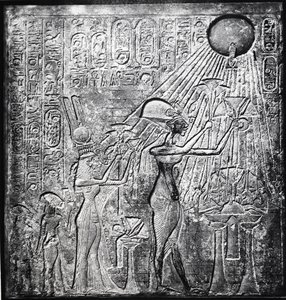Ehnaton (Amenhotep IV) harhaoppinen faarao, hallitsi vuodesta 150 eKr., täällä Nefertitin ja heidän kahden tyttärensä kanssa, joka tarjosi lahjoja Auringolle. Relief alunperin Auringon temppelissä, Thebes. Pellavavaatteet tekijältä Egyptian 18th Dynasty