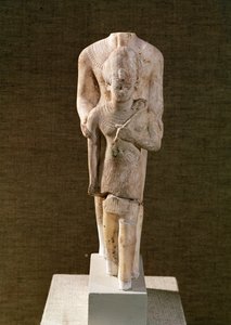 Amun suojelee Amenhotep III:ta (1382-44 eKr.) Amunin temppelistä Karnakissa (kalkkikivi)