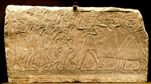 Muinainen Egypti: matala kohokuvio, joka edustaa kulkue tanssijan kanssa. Uusi imperiumi. Regne of Ramses II. 1300-luvulla eaa. Kairon museo. Egypti tekijältä Egyptian 18th Dynasty