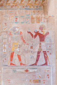 Basreliefikuva, jossa faarao (oikealla) uhraamassa Horukselle, Deir Al Baharin Hatshepsut-temppeli, Luxor, Egypti (kuva) tekijältä Egyptian 18th Dynasty