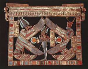 Rintalevy, jossa Osiris mustalla pohjalla tekijältä Egyptian 18th Dynasty