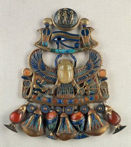 Rintakilpi, jossa on aurinko- ja kuuaiheisia symboleja, Tutankhamonin haudasta, Theban, Egypti, kultaseppien taide, Egyptin sivilisaatio, Uusi valtakunta, XVIII dynastia tekijältä Egyptian 18th Dynasty