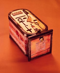 Kartuski-muotoinen laatikko, Tutankhamonin haudasta, Uusi valtakunta (puu, jossa kultaus, eebenpuu-viilu ja norsunluu).