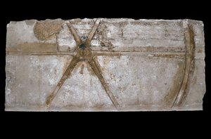 Veistetty ja maalattu kalkkikivilohko, jossa on kuva vaunun pyörästä, 1353-35 eKr. (kalkkikivi)