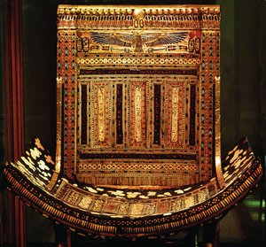 Tutankhamonin seremoniallinen tuoli, yksityiskohta kaarevasta istuimesta ja selkänojasta, Uusi kuningaskunta, n. 1325 eKr. (kullattu ja upotekoristeinen puu) (yksityiskohta numerosta 59232) tekijältä Egyptian 18th Dynasty
