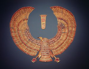 Korppikotkajumalattar Nekhbetin muotoinen kaulus Tutankhamonin haudasta (n. 1370-1352 eKr.) Uusi kuningaskunta (kultaa puolijalokiveillä upotettu) (katso myös 153789)