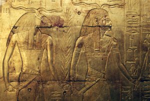 Jumaluudet, kaiverrus kolmannen kullalla päällystetyn hautakappelin takapaneelissa, Tutankhamonin aarre, Egypti, Egyptin sivilisaatio, Uusi kuningaskunta, XVIII-dynastia tekijältä Egyptian 18th Dynasty