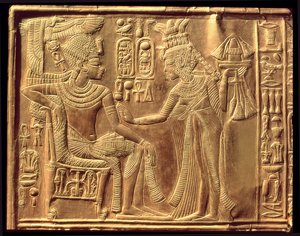 Yksityiskohta Tutankhamonin kultaisesta pyhäköstä (n. 1370-52 eKr.), joka kuvaa kuningatarta voitelemassa häntä tuoksuvalla unguentilla, New Kingdom (puuta, joka on päällystetty kullalla peitetyllä gessolla)