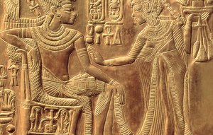 Yksityiskohta Tutankhamonin kultaisesta pyhäköstä (n. 1370-52 eKr.), joka kuvaa kuningatarta voitelemassa häntä tuoksuvalla unguentilla, New Kingdom (kullalla peitetty gesso) (yksityiskohta 148191) tekijältä Egyptian 18th Dynasty