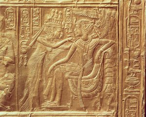 Yksityiskohta pienestä Tutankhamonin pyhäköstä, jossa kuningatar kiinnittää kaulakorun kuninkaiden kaulaan, Uusi kuningaskunta, n. 1340 eKr. (kullattu) (katso myös 228562)