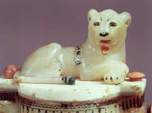 Yksityiskohta unguent-purkin kannesta, jossa on kuninkaan hahmo leijonana, Tutankhamonin haudasta (n. 1370-52 eKr.) New Kingdom (maalattu alabasteri) (katso myös 148194) tekijältä Egyptian 18th Dynasty
