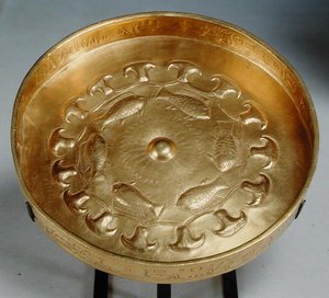 Djehutyn General Dutylle kuuluva ruokalaji, koristeltu kalalla ja kukilla, New Kingdom, n. 1479-1425 (kulta)