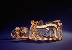 Djed pilari rintakehä ja wedjet eye pectoral, Tutankhamonin haudasta (n. 1370-1352 eKr.) New Kingdom (kultainen cloisonne lasitahnalla) (katso myös 149410)