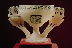 Puoliksi avatun lootuksenkukan muodossa oleva juomakuppi, löydetty Tutankhamonin (n. 1370-52 eKr.) haudan sisäänkäynniltä (alabasteri) (katso myös 149480 & 228555)