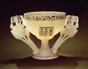 Puoliksi avatun lootuksenkukan muodossa oleva juomakuppi, löydetty Tutankhamonin (n. 1370-1352 eKr.) haudan sisäänkäynnistä (alabasteri) (katso myös 162302 & 149480)