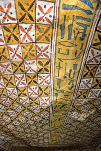 Egyptiläistä antiikkia: geometrisilla kuvioilla koristeltu katto, Tomb of Roy (TT255). 18. dynastia. Luxorin Länsirannalta Egyptistä tekijältä Egyptian 18th Dynasty