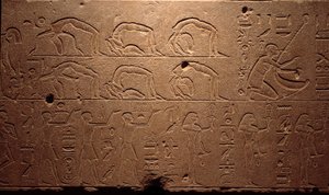 Egyptiläinen antiikki: yksityiskohta kaiverretusta fresosta, joka kuvaa tanssijoita, vääntyjiä ja muusikoita. Kuningatar Hatsepsutin (Hatshepsut) 18. dynastian aika. Luxor, Egyptin taidemuseo tekijältä Egyptian 18th Dynasty