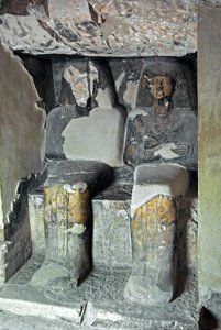 Egyptiläinen antiikki: veistokset lähellä Kha em Hetin (Khaemhat) hautaa, ullakkotarkastaja ja kirjuri Amenophis III:n (TT57) hovissa, jotka edustavat kirjuria ja Imhotepia. 18. dynastia. 1530-1290 eaa. Vallee des Nobles. Luxor, Länsiranta, Egypti tekijältä Egyptian 18th Dynasty