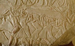 Egyptiläinen antiikki: orjat kantoivat obeliskia faaraonisen Egyptin suurten teosten aikana. Yksityiskohta helpotusta 18. dynastian myöhäisen virkamiehen haudasta. 1570-1320 eaa. Bologna, Civico Museo Archeologico tekijältä Egyptian 18th Dynasty