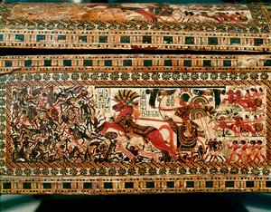 Egyptiläinen antiikki: pieni puulaatikko, jossa on kohtauksia, joissa faarao Tutankhamon jahtaa nubialaisia tankissaan. 18. dynastia. Tutankhamonin (All-Ankh-amun tai Tutankhamon) haudasta (1345-1327 eKr.) Kuninkaiden laakso. Thebes. Aurinko. 61 cm Kairo,  tekijältä Egyptian 18th Dynasty