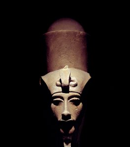 Egyptiläinen antiikki: Amenhotep IV:n (Amenophis IV tai Akhenaton) patsas, jossa on kaksoiskruunu. 1301 eaa. 18. dynastia. Veistoksen yksityiskohta. Thebassa sijaitsevasta Amon Ra -temppelistä. Luksor (Luxor tai tai Luqsor). Luxorin museo. Egypti tekijältä Egyptian 18th Dynasty