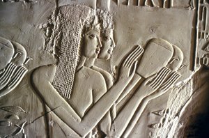 Egyptiläinen antiikki: nuoret tytöt tekevät uhrauksia. Kheruefin hauta (TT 192) (18. dynastia). tekijältä Egyptian 18th Dynasty