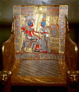 Egyptiläinen antiikki: kultapuusta valmistettu torvi, jonka on maalannut Tutankhamon osana faraon Tresoria. Edustus kuningatar Ankhesenpaatonista (Ankhesenpaamon, Ankhesenamon), joka hieroo öljyllä veljensä ja vaimonsa Tutankhamonin olkapäätä tekijältä Egyptian 18th Dynasty