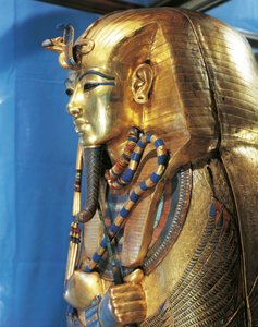Egyptin sivilisaatio, Tutankhamonin sarkofagi, koristeltu kullalla ja puolijalokivellä tekijältä Egyptian 18th Dynasty