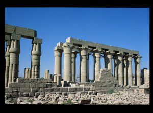 Ulkonäkymä Amenophis III:n (1403-1365 eKr.) pylväikköstä etelästä Uusi kuningaskunta